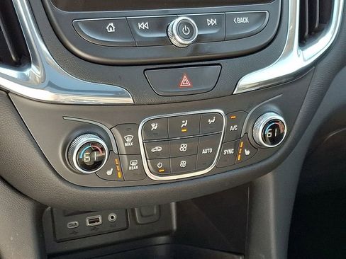 Used 2021 Chevrolet Equinox LT FWD image 16