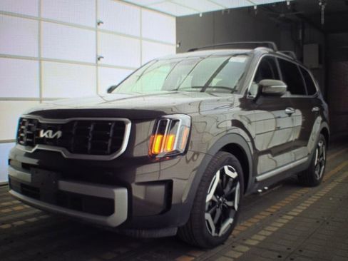 Used 2025 Kia Telluride S image 2