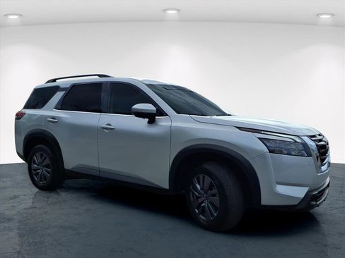 Used 2025 Nissan Pathfinder SV image 21
