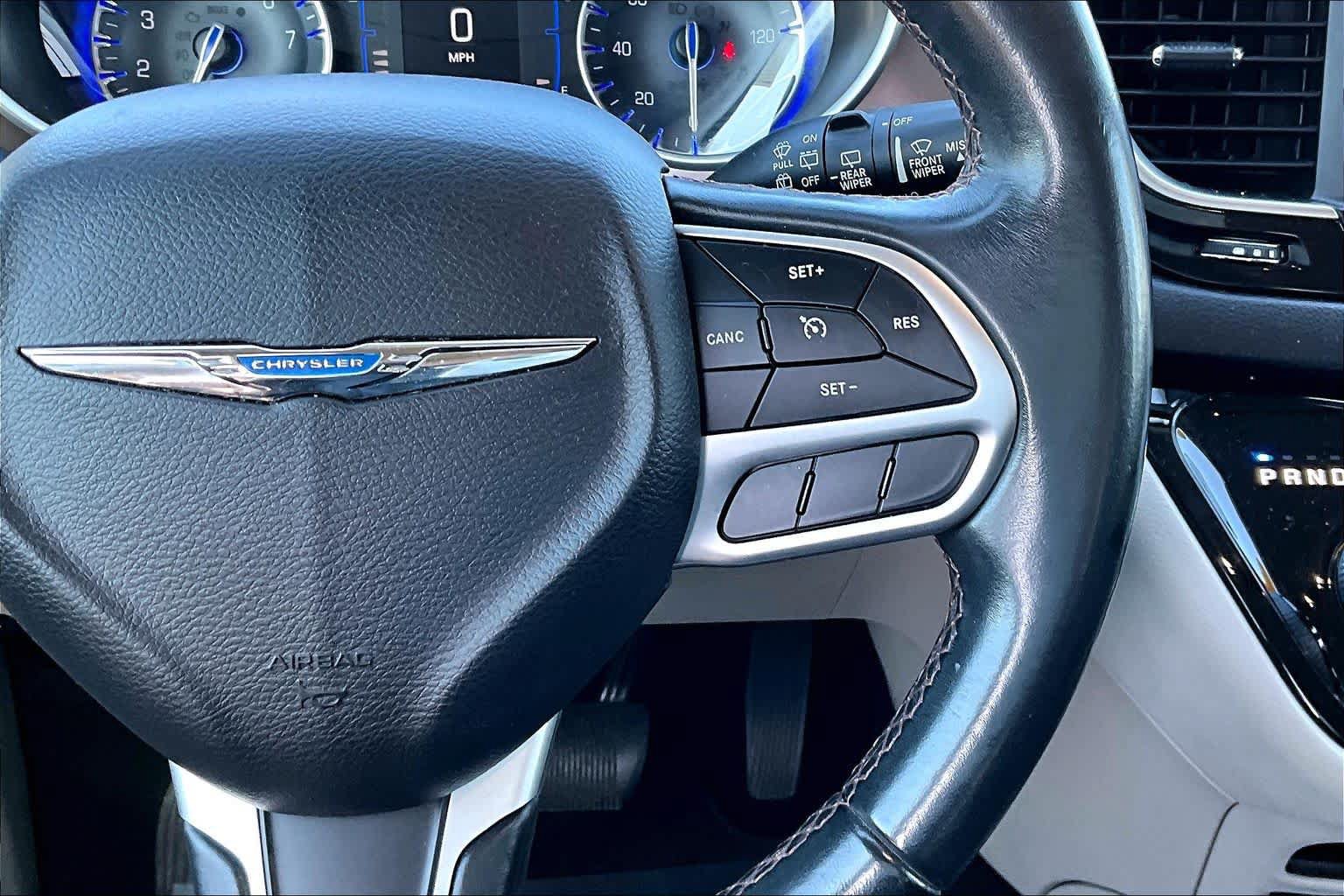 Used 2018 Chrysler Pacifica Touring-L FWD image 24