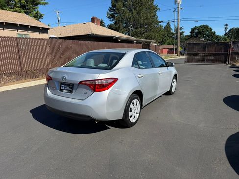 Used 2017 Toyota Corolla LE FWD image 4