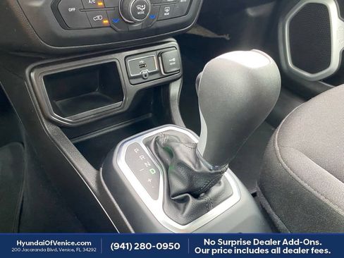 Used 2021 Jeep Renegade Latitude FWD image 32
