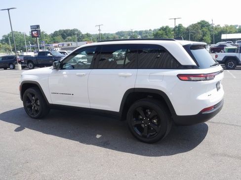 Used 2023 Jeep Grand Cherokee Altitude image 10