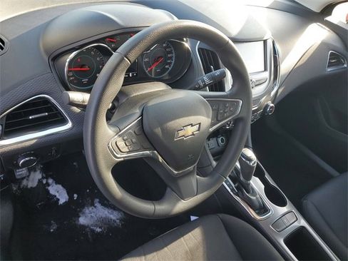 Used 2018 Chevrolet Cruze LT image 16