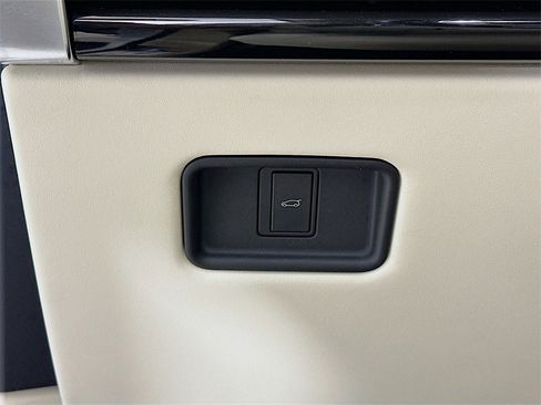 Used 2023 Land Rover Range Rover SE image 10