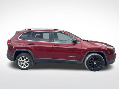 Used 2018 Jeep Cherokee Latitude w/ Cold Weather Group FWD image 6