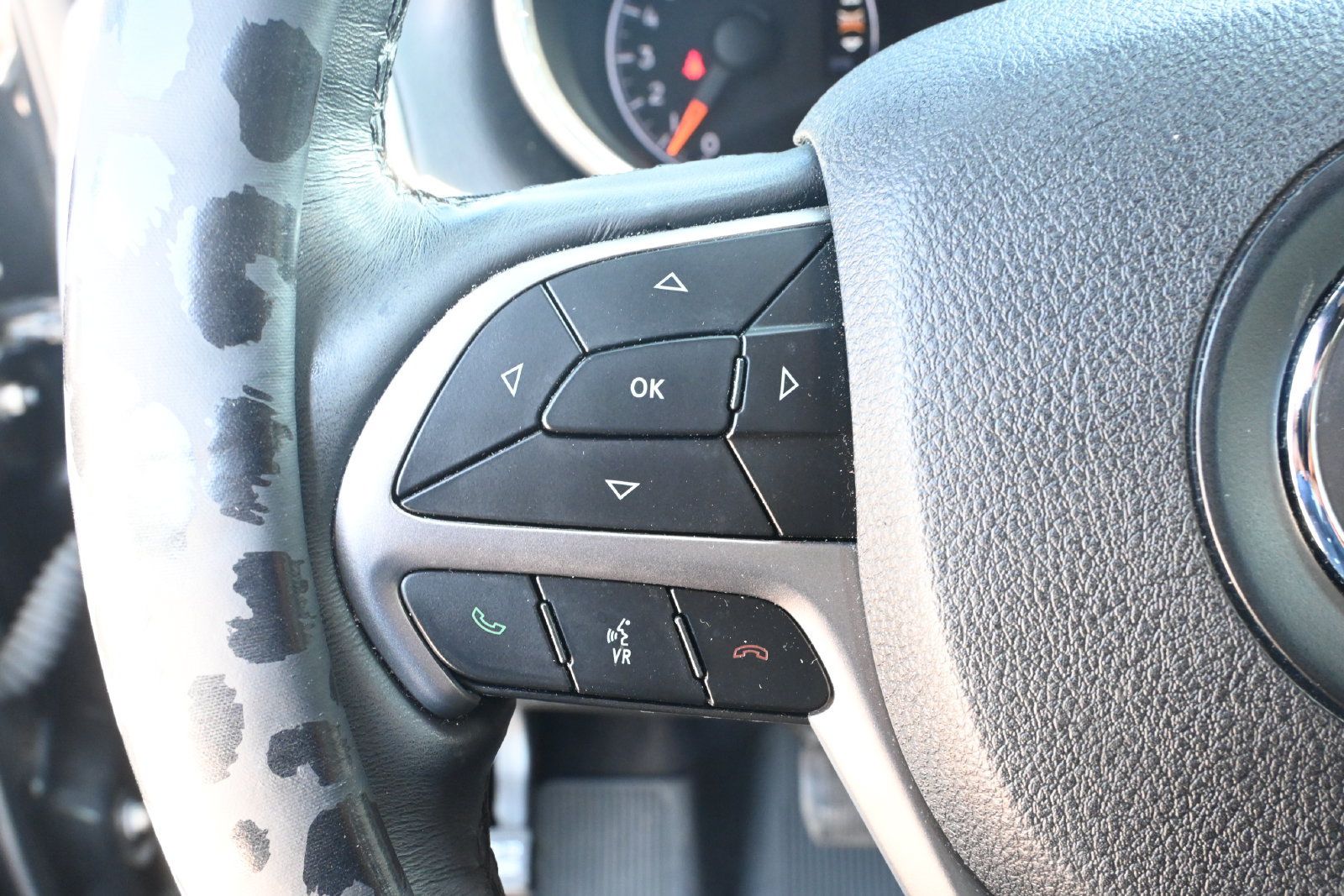 Used 2018 Jeep Grand Cherokee Laredo AWD/4WD image 12
