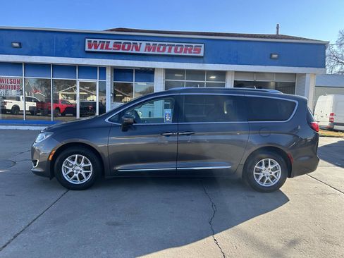 Used 2020 Chrysler Pacifica Touring-L image 3