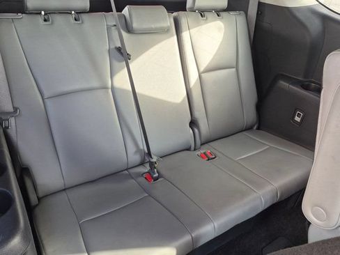 Used 2023 Toyota Highlander Limited FWD image 7