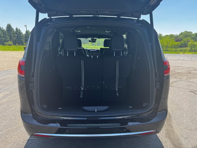 New 2027 Chrysler Pacifica Select w/ Family Tech Group AWD/4WD image 16