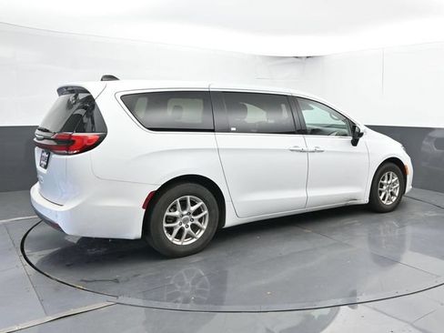 Used 2023 Chrysler Pacifica Touring-L FWD image 2