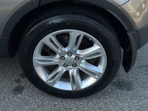 Used 2019 Land Rover Range Rover Evoque SE Premium image 11