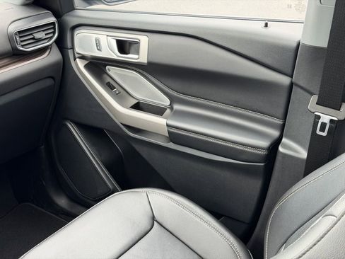 Certified 2022 Ford Explorer Limited w/ Limited Technology Package image 32