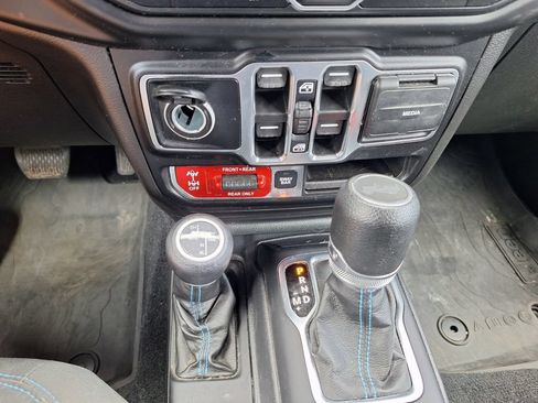 Used 2023 Jeep Wrangler Unlimited Rubicon 4xe w/ Cold Weather Group AWD/4WD image 17