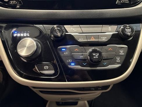 Used 2018 Chrysler Pacifica L FWD image 19