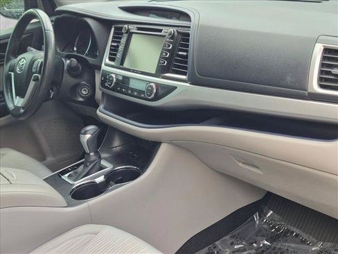 Used 2018 Toyota Highlander Plus FWD image 20