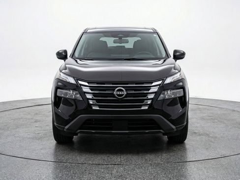 Used 2025 Nissan Rogue SV image 2