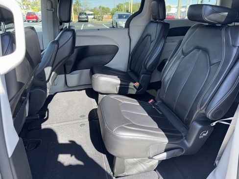 Used 2024 Chrysler Pacifica Touring-L image 8