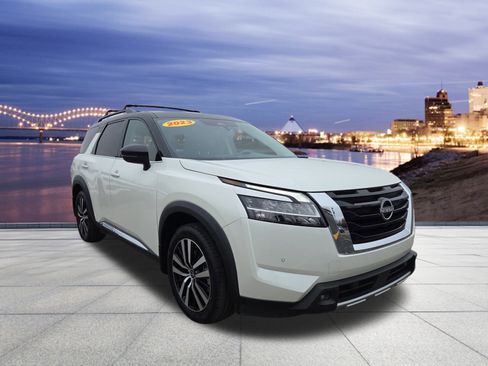 Used 2023 Nissan Pathfinder Platinum image 4
