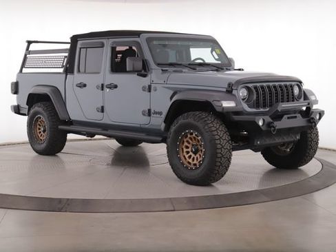 Used 2024 Jeep Gladiator Sport AWD/4WD image 2