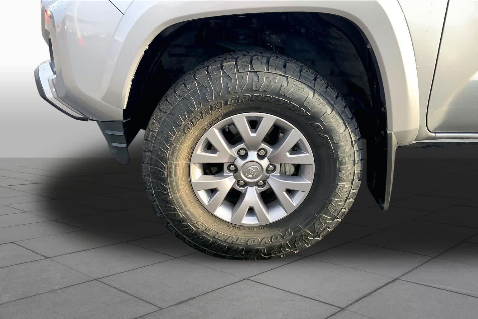 Used 2019 Toyota Tacoma SR5 AWD/4WD image 11