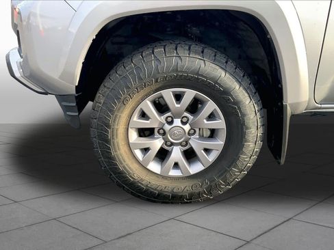 Used 2019 Toyota Tacoma SR5 AWD/4WD image 11
