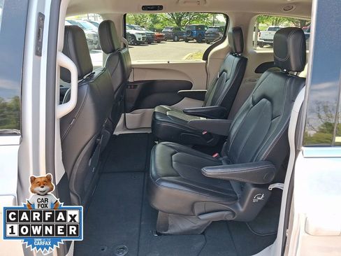 Used 2024 Chrysler Pacifica Touring-L FWD image 11