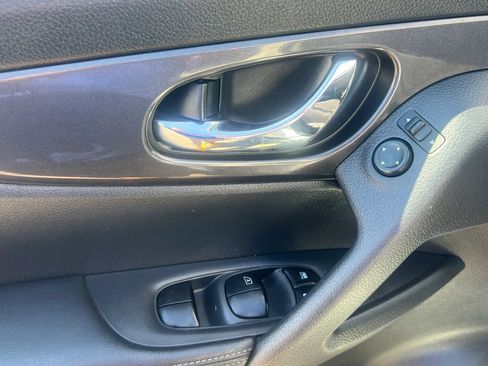 Used 2017 Nissan Rogue SV AWD/4WD image 13