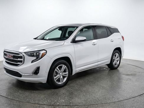 Used 2024 GMC Terrain SLE image 3