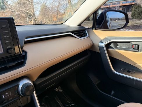 Used 2019 Toyota RAV4 LE image 20