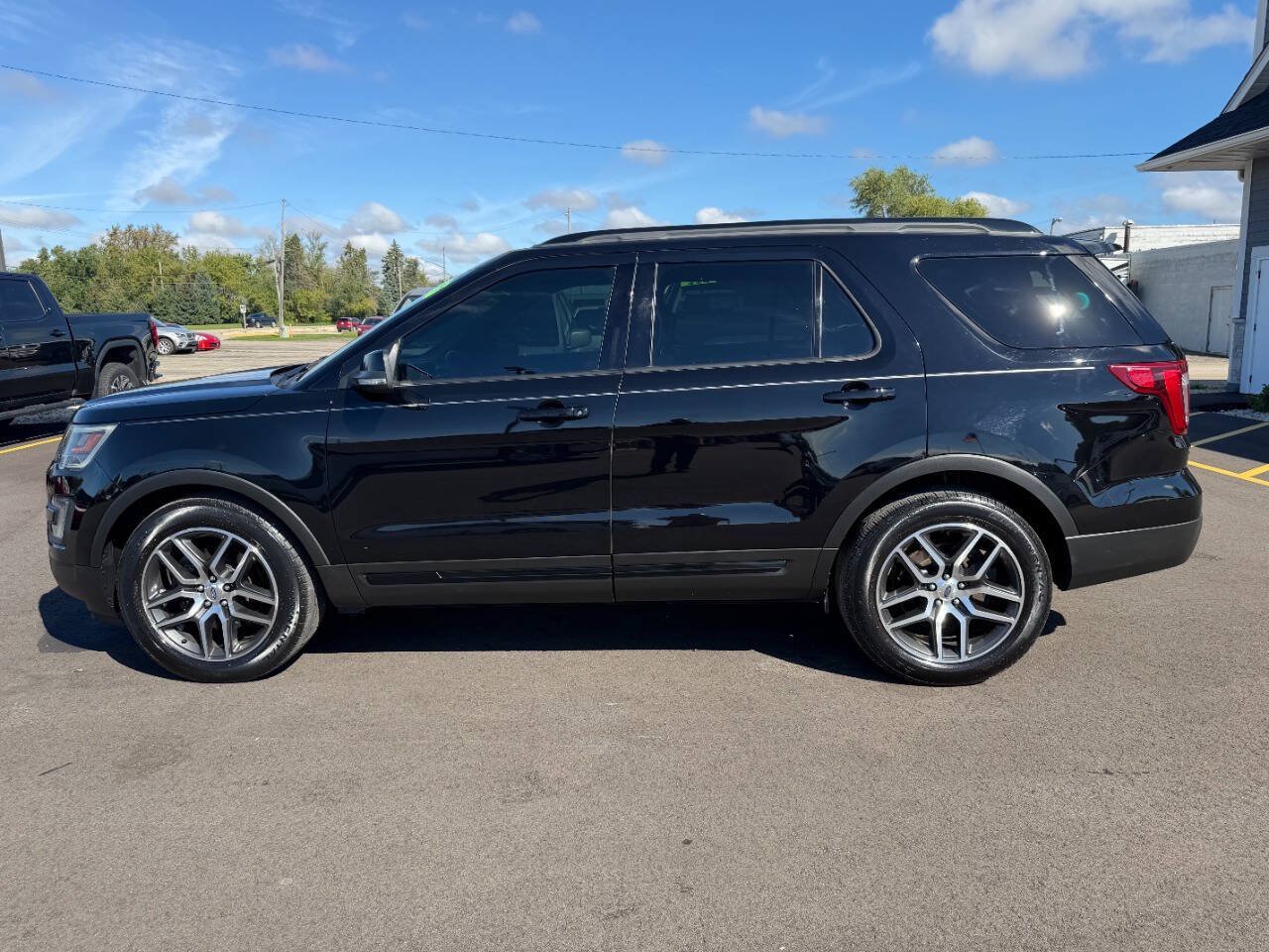 Used 2017 Ford Explorer Sport w/ Equipment Group 401A AWD/4WD image 2