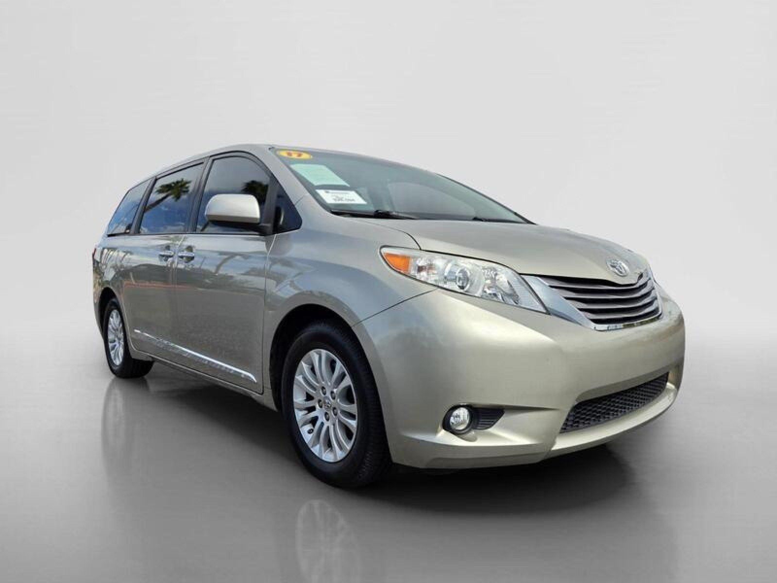 Used 2017 Toyota Sienna XLE Premium FWD image 7