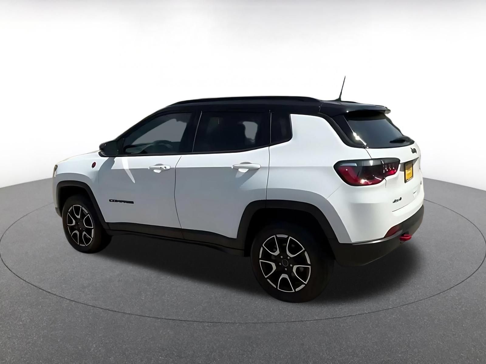Used 2025 Jeep Compass Trailhawk AWD/4WD image 9