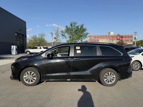 Used 2025 Toyota Sienna FWD image 6