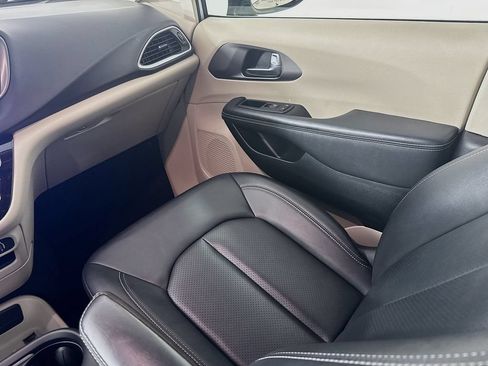 Used 2024 Chrysler Pacifica Touring-L FWD image 22