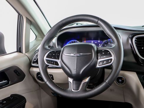 Used 2023 Chrysler Pacifica Touring-L FWD image 12