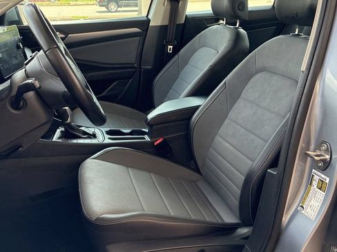 Used 2025 Volkswagen Jetta SE FWD image 7