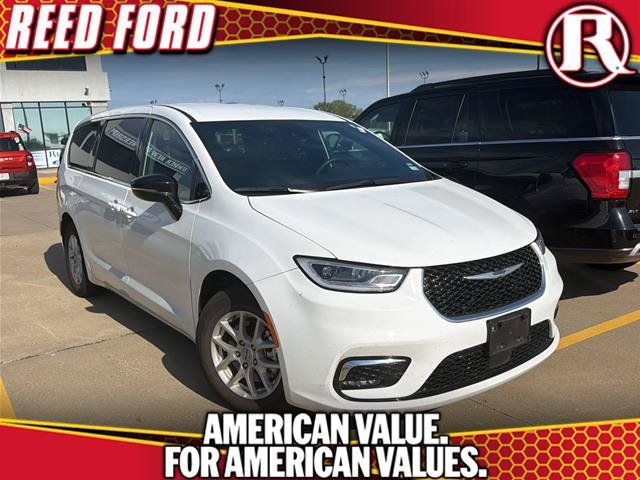 Used 2025 Chrysler Pacifica Select FWD image 1