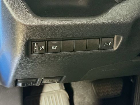 Used 2020 Toyota RAV4 XLE w/ Convenience Package FWD image 10
