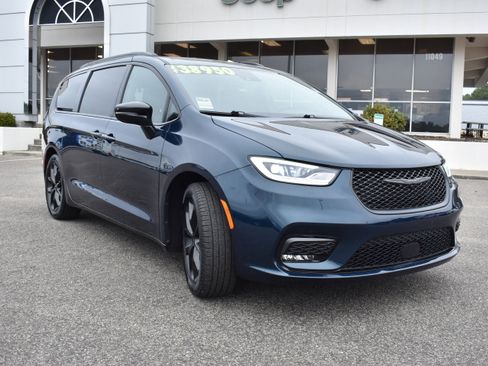 Used 2025 Chrysler Pacifica Limited image 3