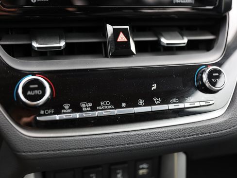 Used 2022 Toyota Corolla Cross XLE w/ Convenience Package image 26