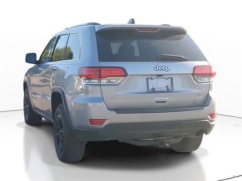 Used 2020 Jeep Grand Cherokee Laredo image 3