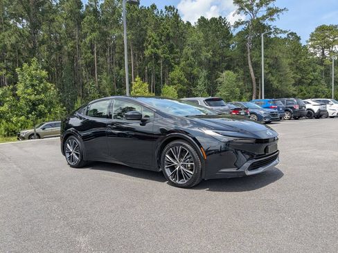 Used 2024 Toyota Prius XLE FWD image 2
