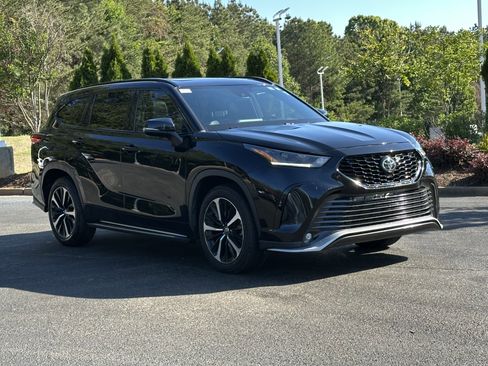 Used 2021 Toyota Highlander XSE image 2