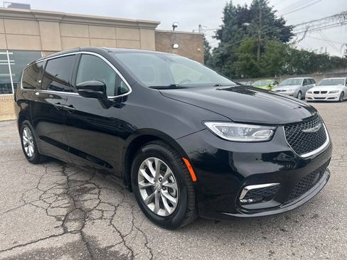 Used 2026 Chrysler Pacifica Limited FWD image 3