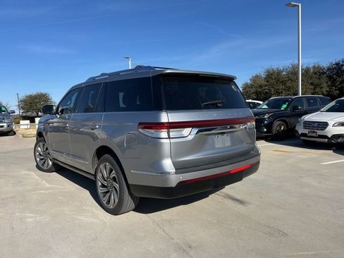 Used 2022 Lincoln Navigator Reserve image 4