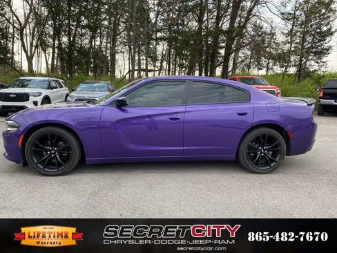 Used 2018 Dodge Charger SXT w/ Blacktop Package image 8