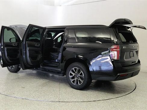 Used 2022 Chevrolet Suburban Z71 w/ Luxury Package AWD/4WD image 11