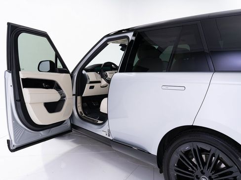 Used 2025 Land Rover Range Rover SE image 9