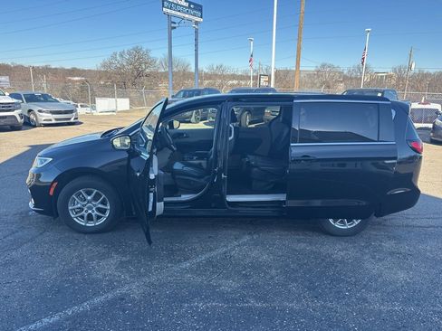 Used 2024 Chrysler Pacifica Touring-L image 4